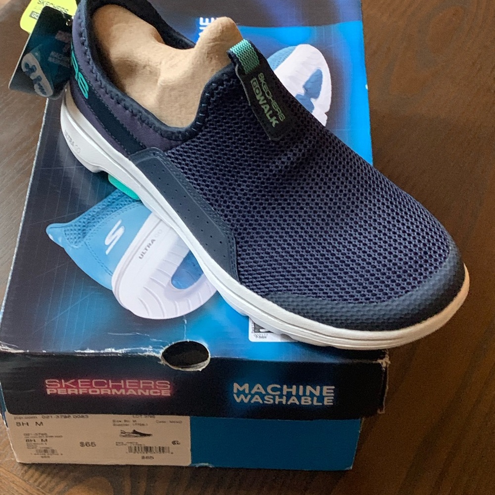 Women’s navy blue Sketchers Go Walk